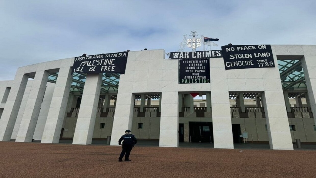 احتجاجات فوق سطح البرلمان الأسترالي على حرب غزة.. فيديو