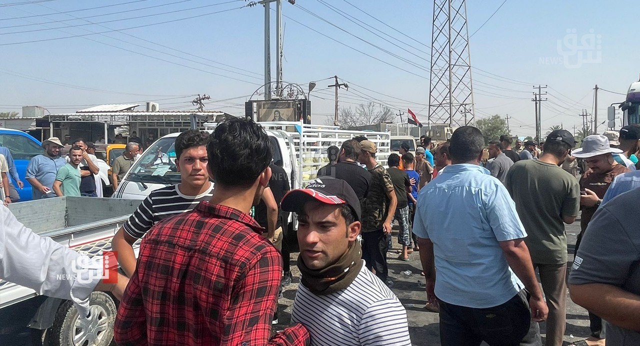 مزارعون يقطعون طريق بغداد - كركوك احتجاجًا على تأخير استلام محاصيلهم.. فيديو