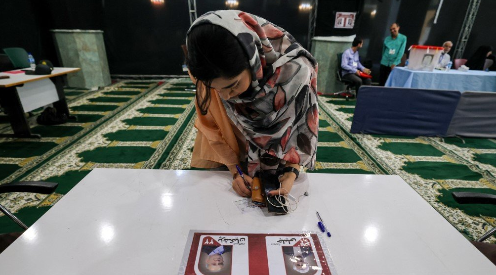 Iran extends voting in presidential runoff