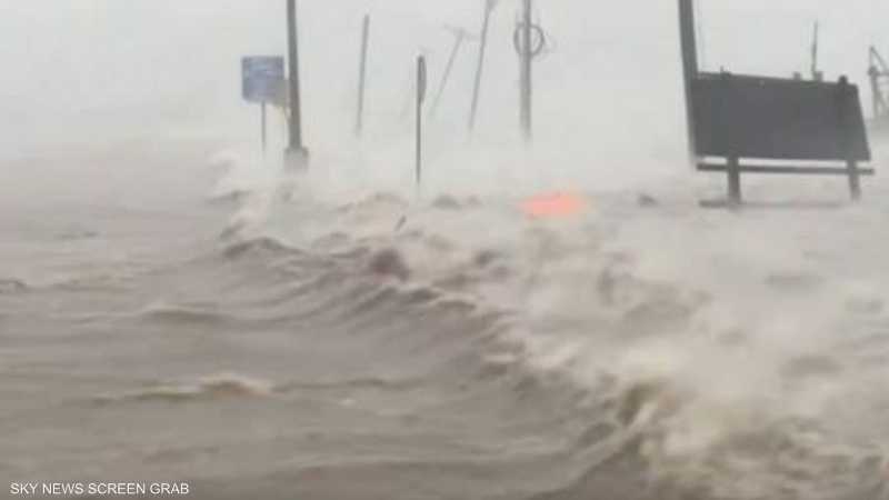 إعصار بيريل الرهيب يقطع الكهرباء عن مليون منزل في تكساس (فيديو)
