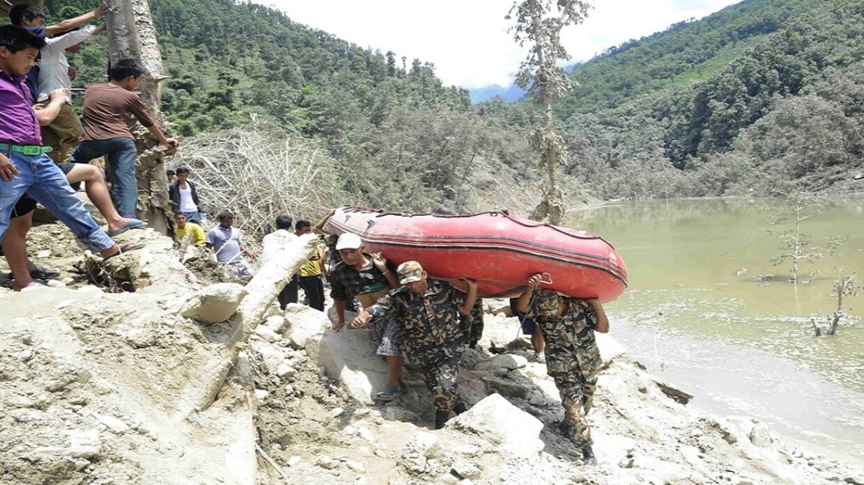 فقدان 66 شخصا إثر سقوط حافلتين في نهر جراء انهيار أرضي في النيبال