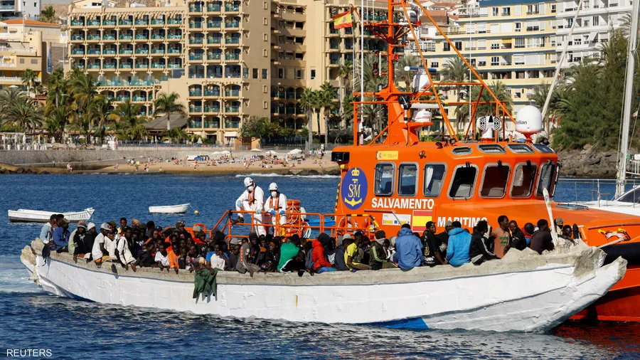 تقارير فرنسية: مصرع 4 أشخاص وإنقاذ العشرات بغرق قارب للمهاجرين