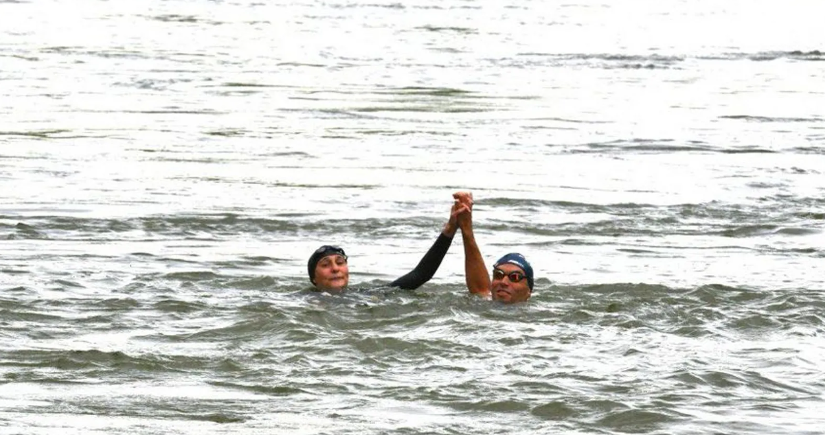 وزيرة فرنسية تسبح في نهر السين لتؤكد نظافة المياه قبل الأولمبياد.. فيديو