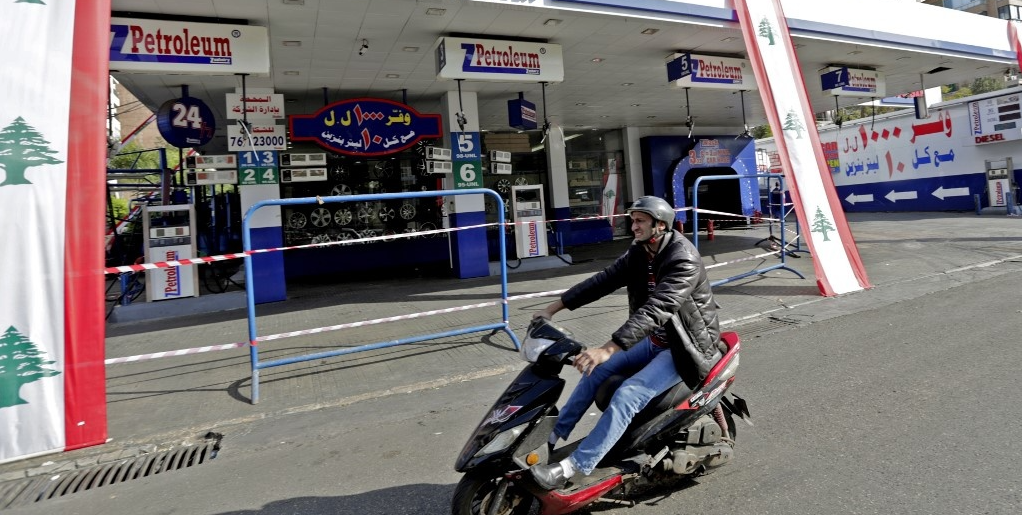 لتنتقم من سائق دراجة.. لبنانية "غاضبة" تقتحم محطة وقود وتصدم السيارات (فيديو)