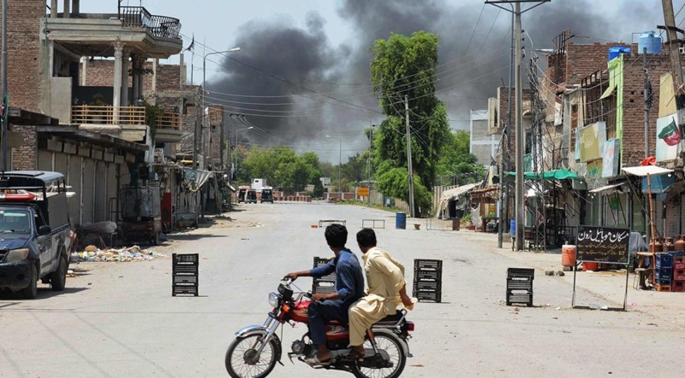 مقتل 18 شخصاً بهجوم انتحاري على قاعدة عسكرية في باكستان