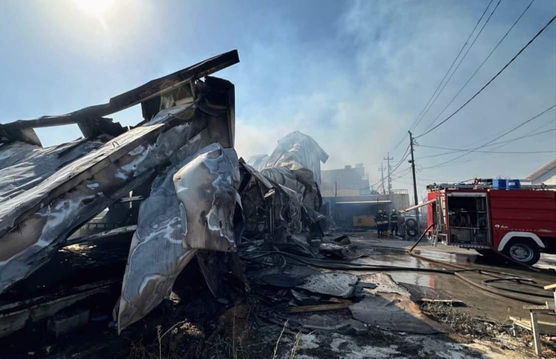 انهيار مصنعين كبيرين جراء اندلاع حريق بالمنطقة الصناعية في السليمانية