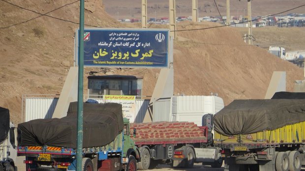 جمارك كرمنشاه: مرور اكثر من 109 الاف شاحنة تحمل بضائع مصدرة الى العراق