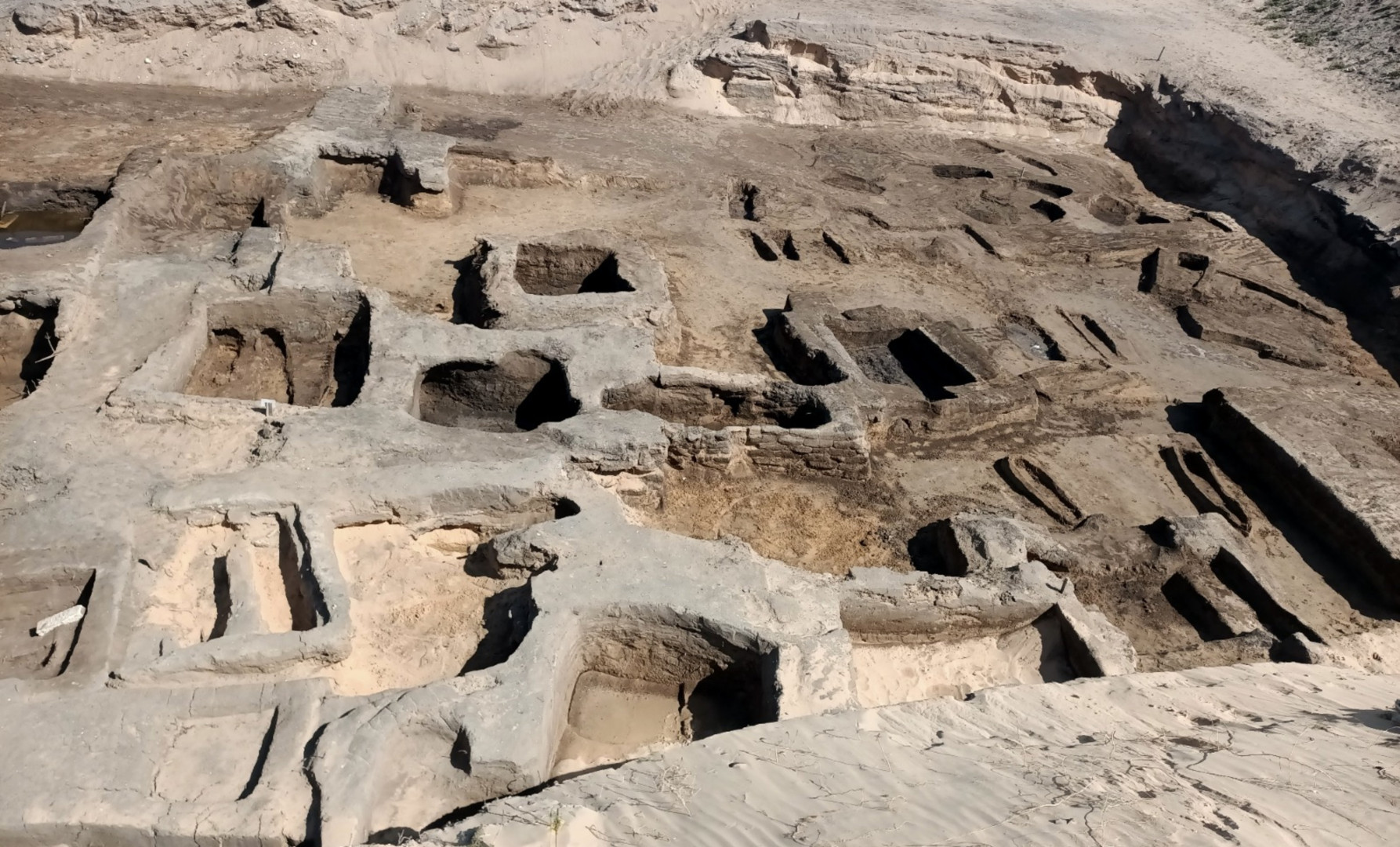 اكتشاف كنوز فرعونية جديدة في مصر (صور)