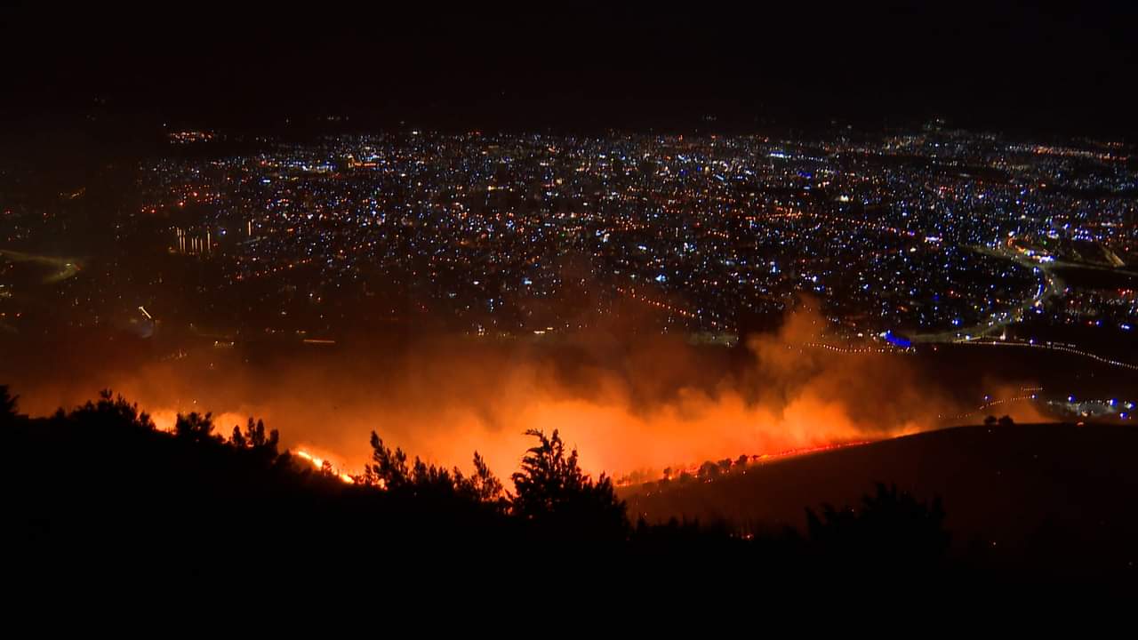 حريق كبير يلتهم جبال كويزه في السليمانية