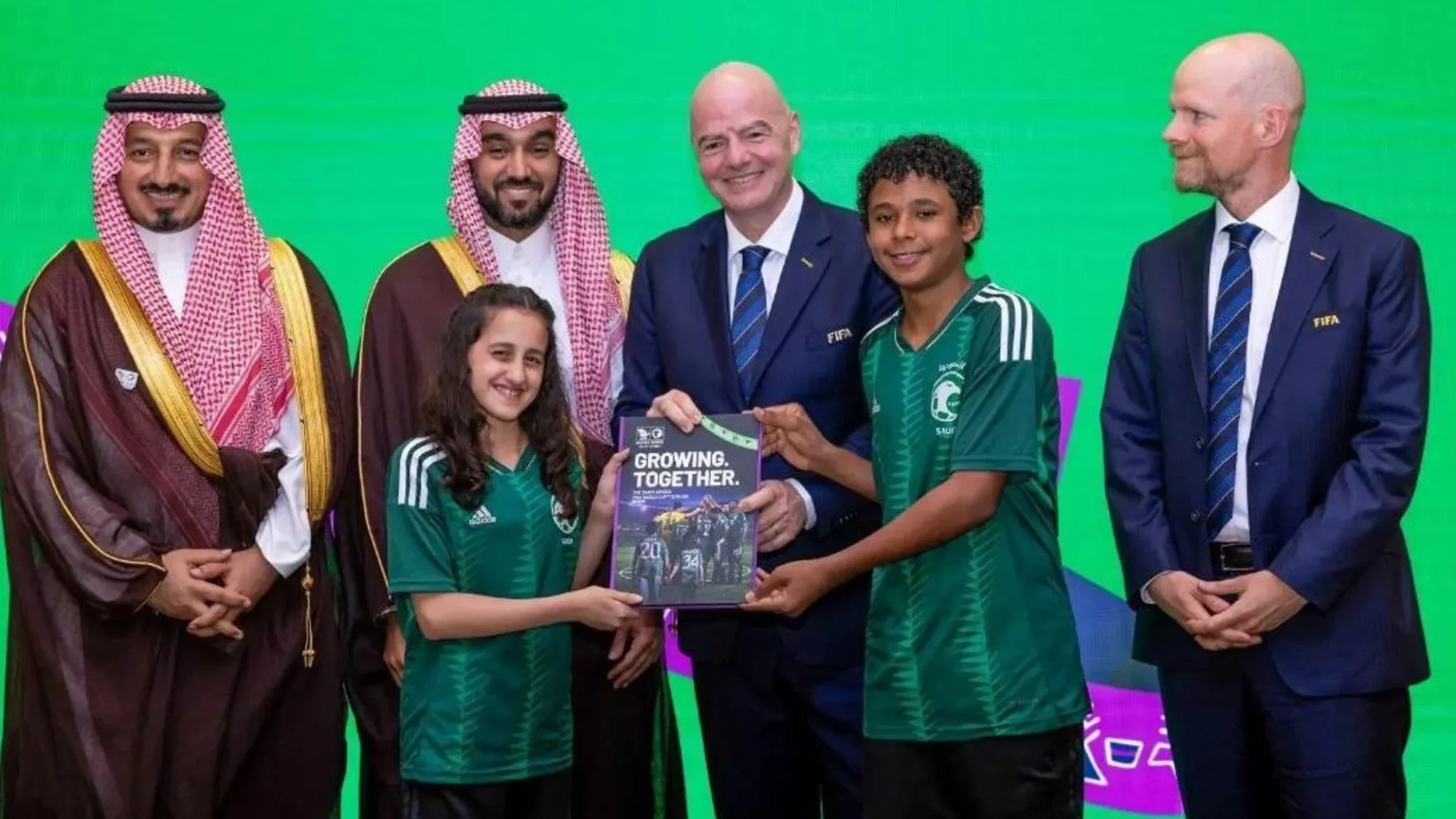السعودية تسلّم ملف ترشحها لاستضافة كأس العالم 2034