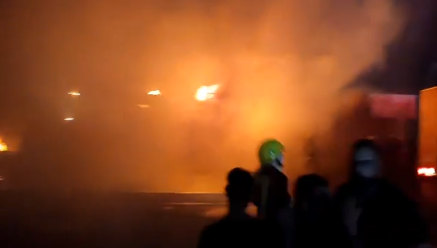 حريق كبير يأتي على محال تجارية وسط ميسان (فيديو)