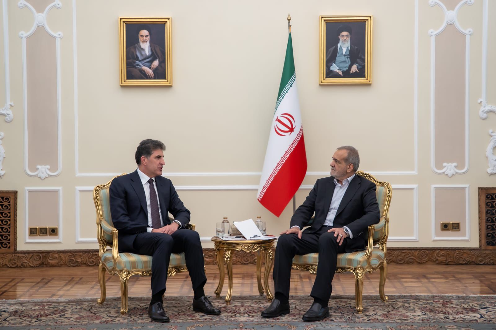 نيجيرفان بارزاني والرئيس الإيراني يؤكدان على تعزيز التعاون الأمني مع العراق وإقليم كوردستان