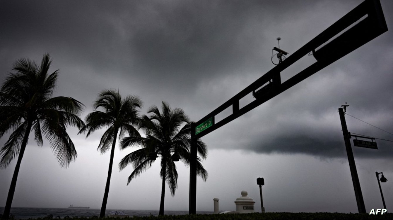 العاصفة المدارية "ديبي" تنذر مواطني فلوريدا الأميركية بإعصار يهدد الأرواح