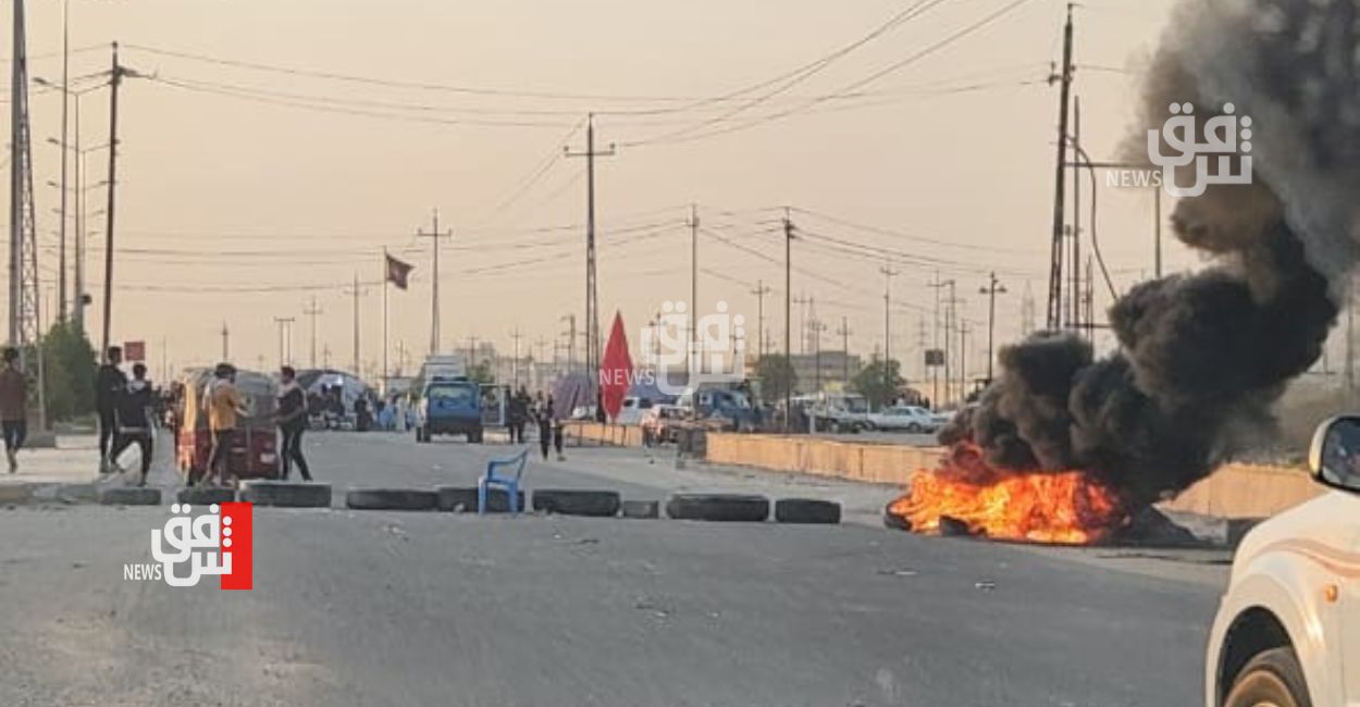 Protesters block highway linking Dhi Qar with Baghdad, demand services