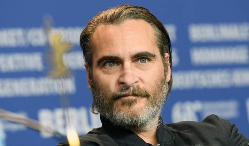 خواكين فينيكس يواجه مشكلة بعد انسحابه من تصوير فيلم عن "المثليين"