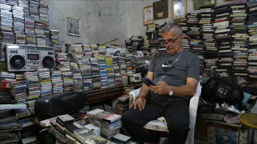 عراقي يستعيد الماضي بـ250 ألف شريط "كاسيت"