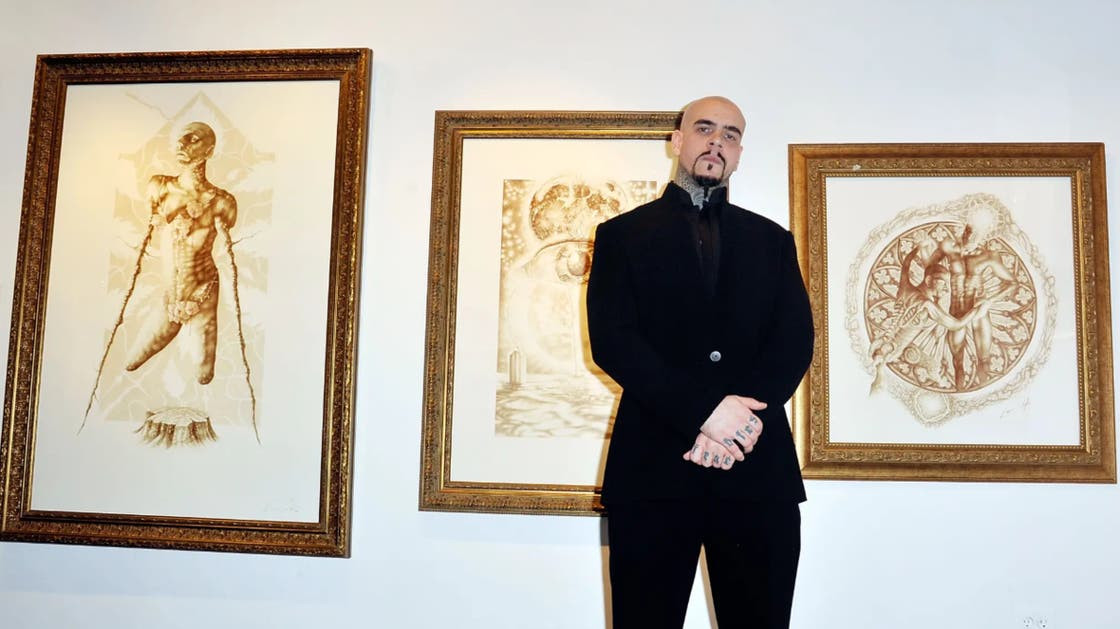 رسام أمريكي يرسم لوحاته بـ"دم البشر" في قبضة الشرطة