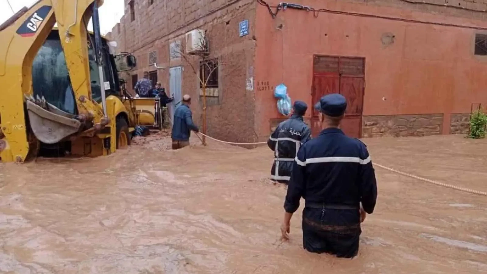 مصرع 8 أشخاص وإجلاء مئات حاصرتهم السيول في الجزائر