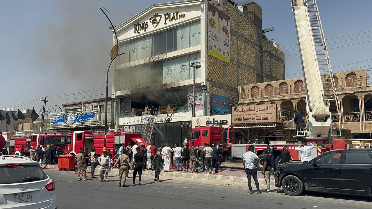 اندلاع حريق في بناية تجارية بالنجف وإنقاذ شخصين حاصرتهما النيران