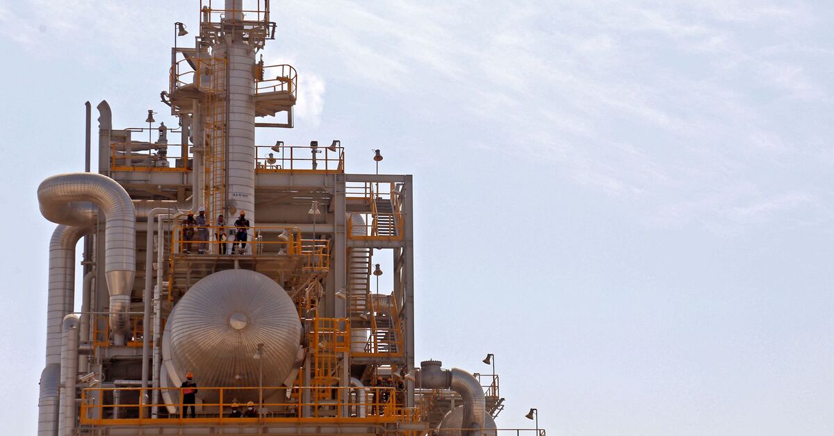 Explosion of war remnants injures four workers at Iraq's largest refinery in Baiji: Source