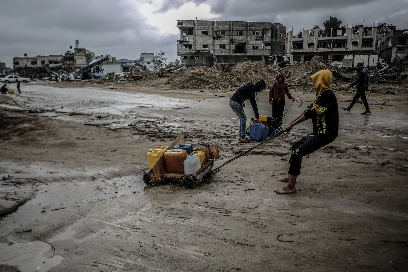 الصالح نيوز : 
                        منظمة حقوقية: إسرائيل قتلت آلاف الفلسطينيين بقطع الماء عن غزة
                    