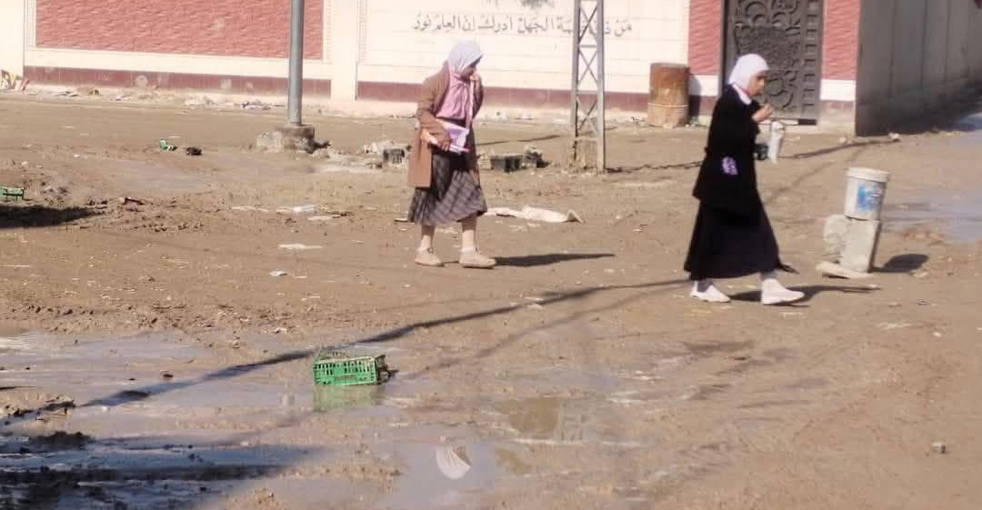 الأنبار.. الأهالي يناشدون لإنقاذ طالباتهم من الطرق "المتهالكة والموحلة"
