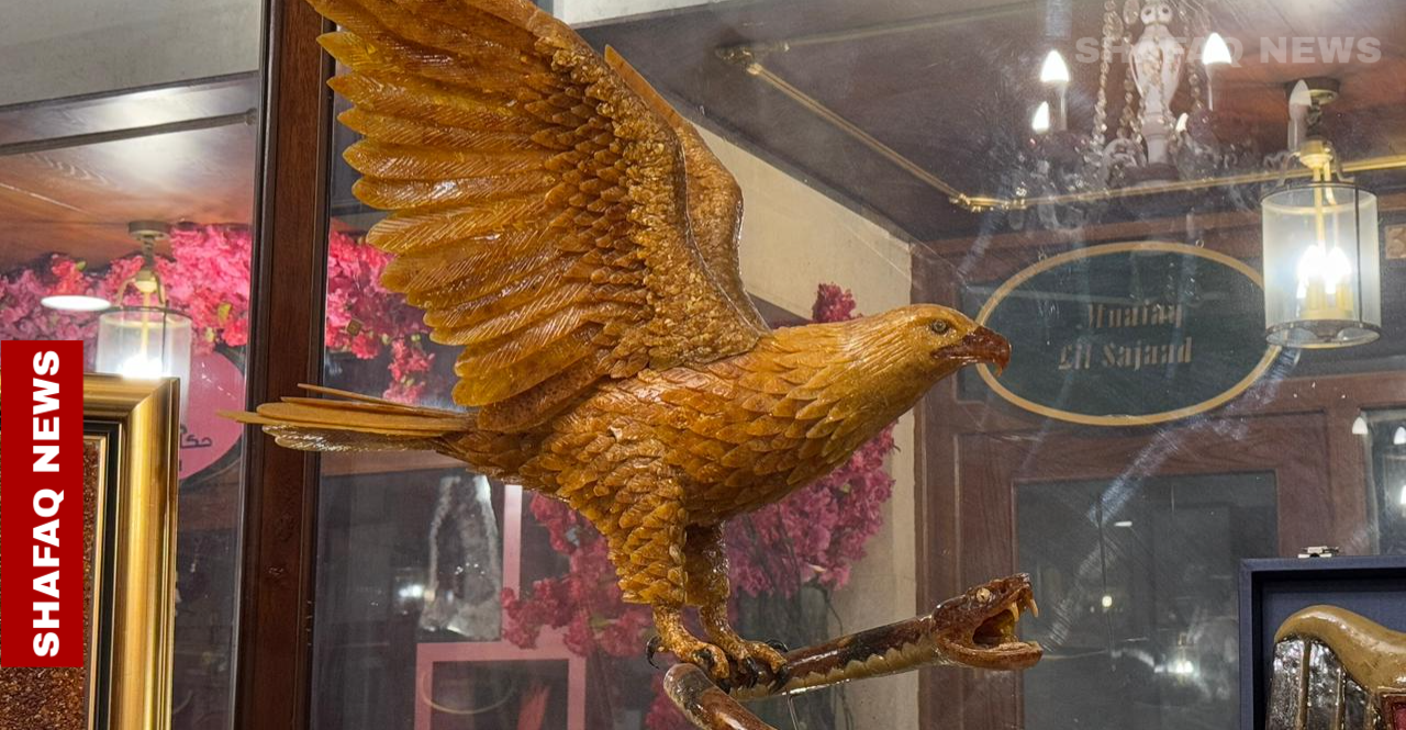 فنان عراقي ينفرد بصنع تحفيات ولوحات باستخدام "الكهرمان" الخالص (صور)