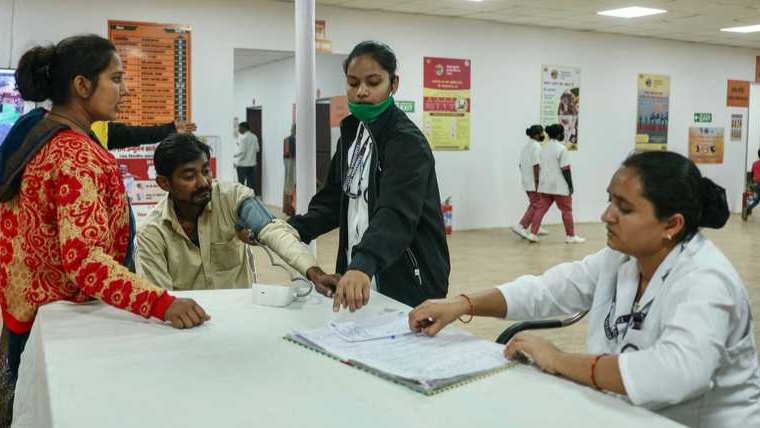 ١٧ كەس کوشتیە.. بیماری نادیاریگ لە هندستان نیگەرانی دروس کەێد