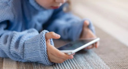 تحذيرات من استخدام الأطفال للهواتف لأكثر من 90 دقيقة يوميا