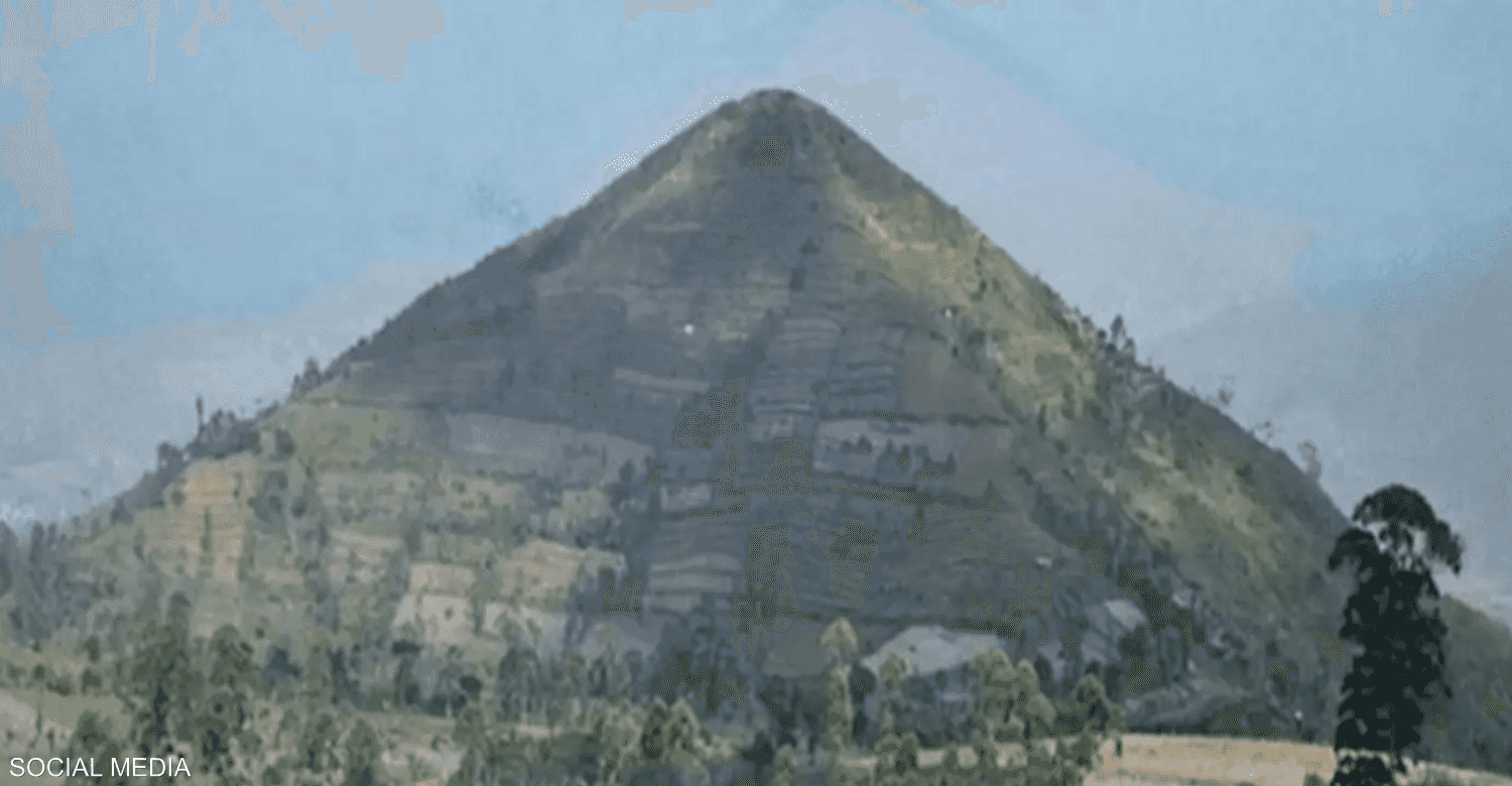 "لم يصنعه بشر".. علماء يثيرون الجدل حول أقدم هرم في العالم