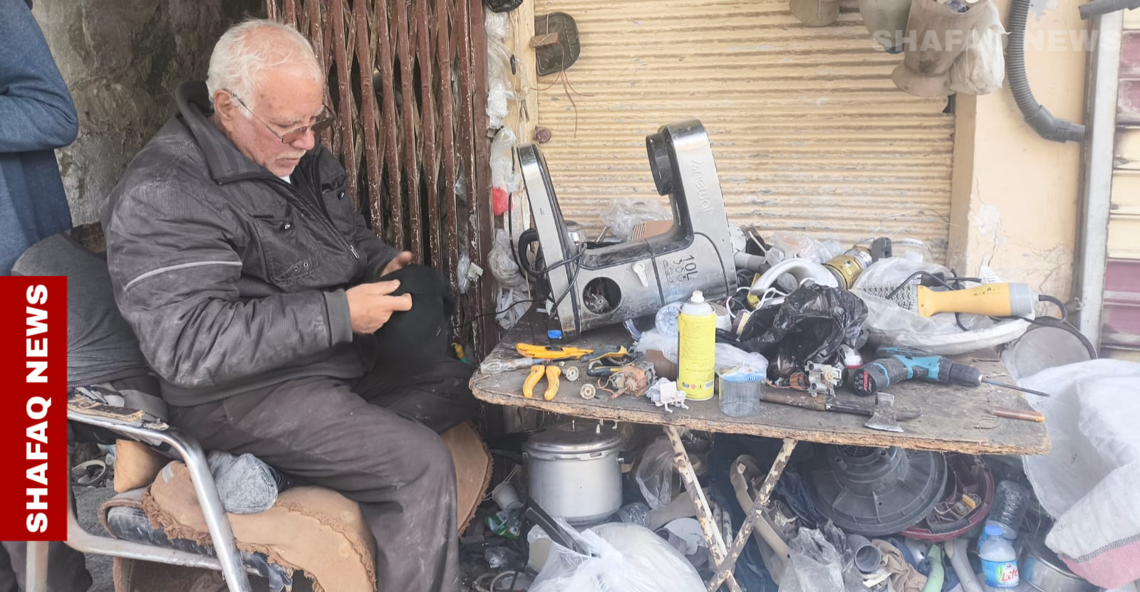 "هيتاشي العراق".. ساحر الأجهزة الكهربائية يعيد الحياة بفرّة "درنفيس" (صور)