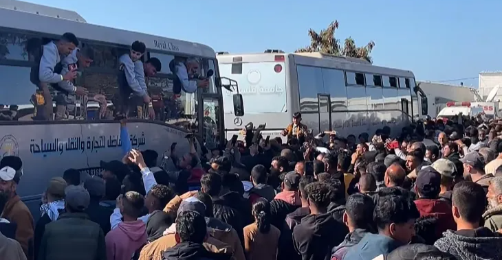 الصالح نيوز : 
                        نقل بعضهم إلى المستشفيات.. الهلال الأحمر الفلسطيني يتسلم الأسرى من إسرائيل
                    