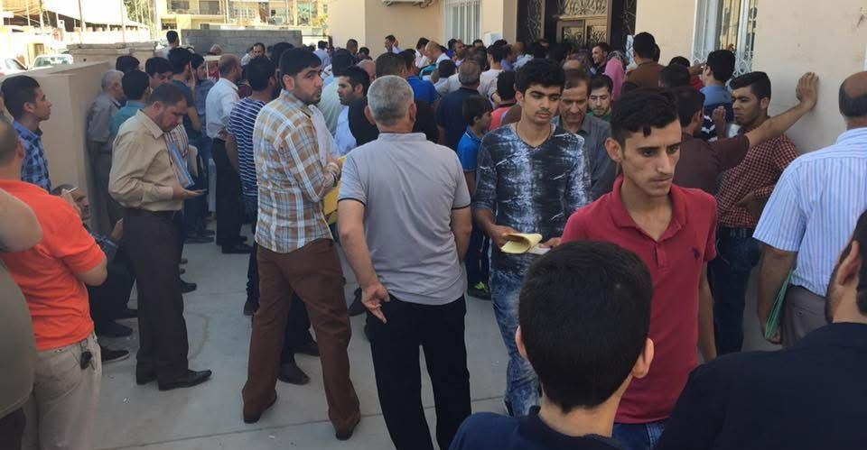 "حولوها إلكترونية".. طوابير طويلة أمام شباك دفع الرسوم في تربية الأنبار