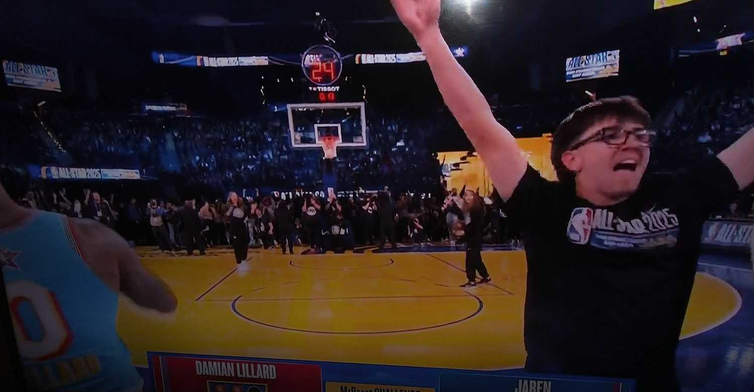 شاب يربح 100 ألف دولار بـ"رمية حظ" (فيديو)