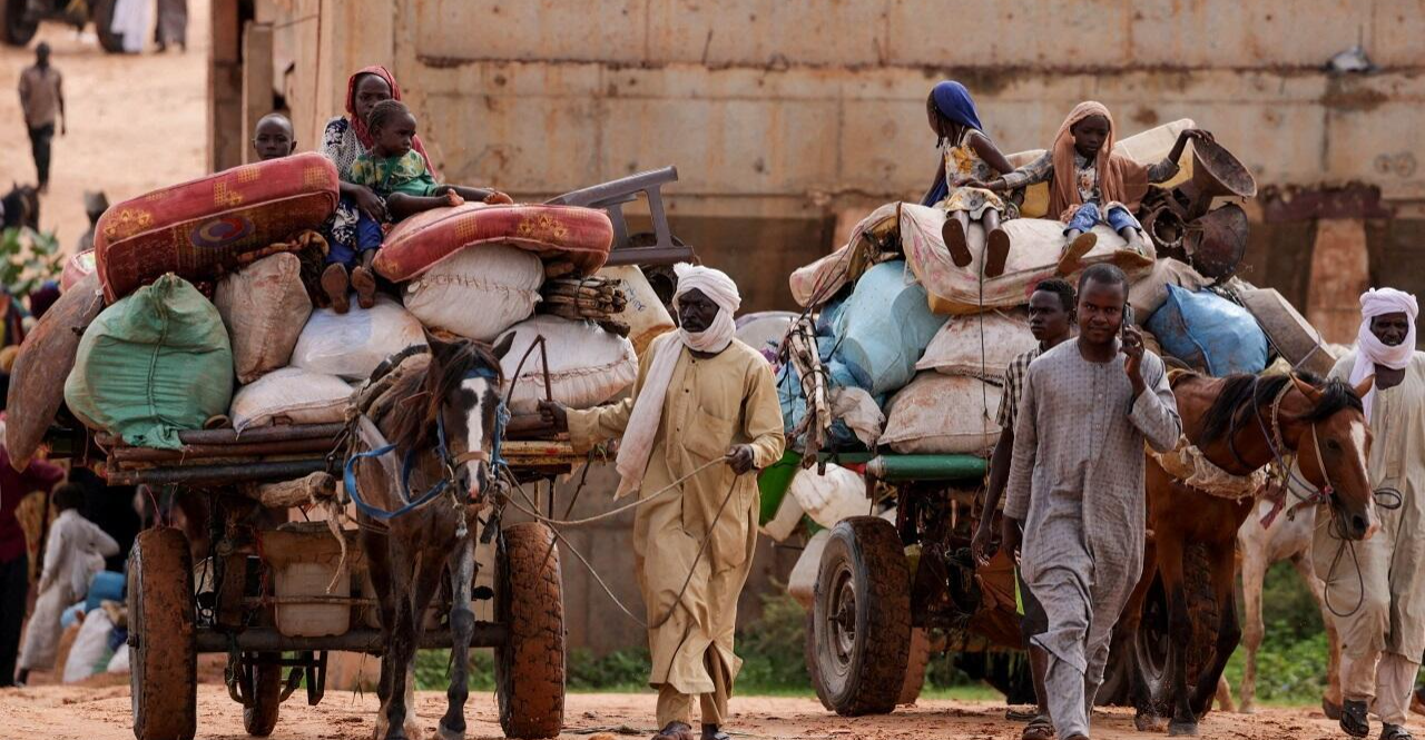 السودان.. القتال يجبر  10 آلاف عائلة على النزوح من مخيم دارفور
