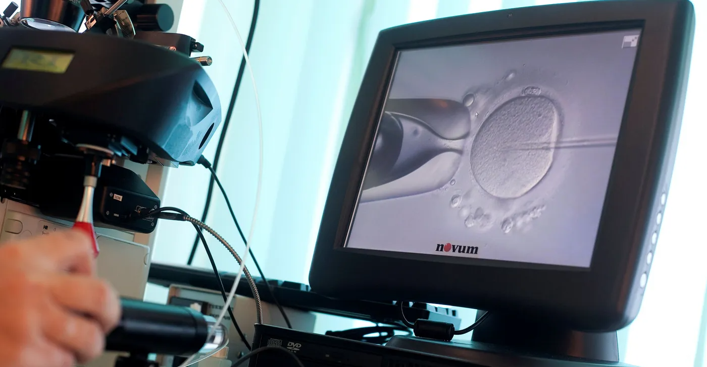 سيدة تقاضي عيادة خصوبة بعد خطأ فادح غير هوية طفلها