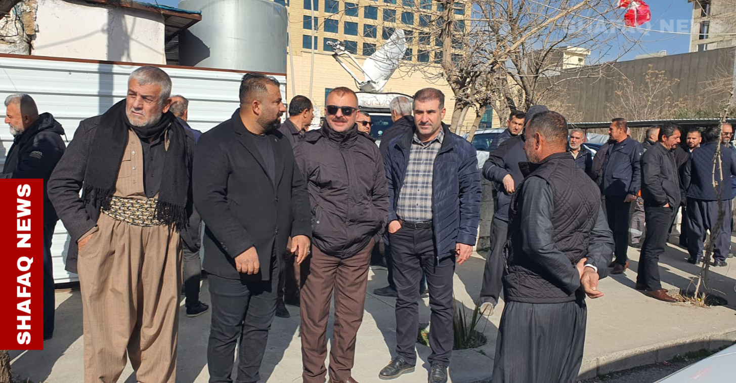 موظفون في السليمانية يحتجون على زيادة أيام العمل.. صور