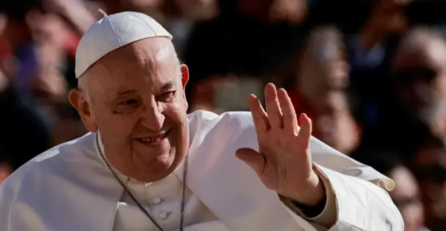 پاپا فرانسیس خاستربوین تەندروسیی نیشان دەێد و پەیوەندی وە قەشەی پەرستگای غەززە کەێد