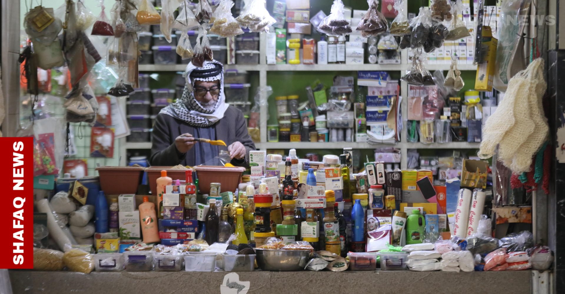 حكاية العطار العتيق في كربلاء.. 60 عاماً في قلب "سوق المسقف" (صور)