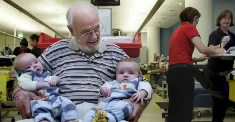 أنقذ حياة 2.4 مليون طفل.. وفاة "الرجل ذو الذراع الذهبية"