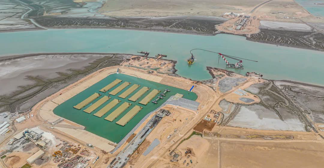 Basra.. The first pieces of the submerged tunnel are lowered into Khor Al-Zubair