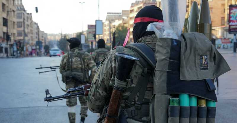 رويترز: مسلحون يقتلون 20 رجلاً علوياً في بلدة سورية