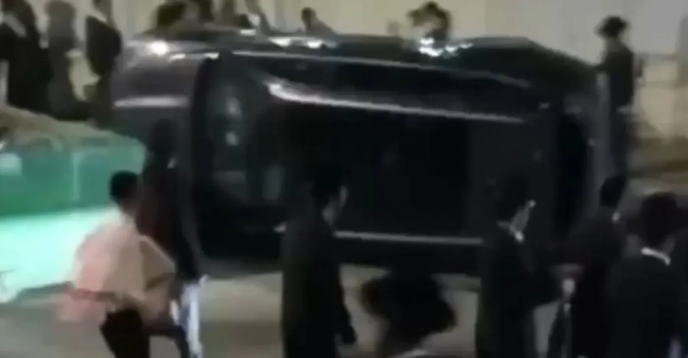"يهود حريديم" يهاجمون مسؤولا إسرائيليا ويقلبون سيارته.. فيديو