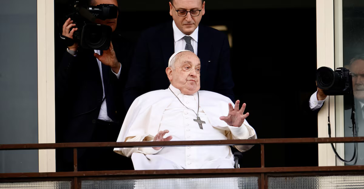 بعد رحلة علاج طويلة.. البابا يغادر المستشفى