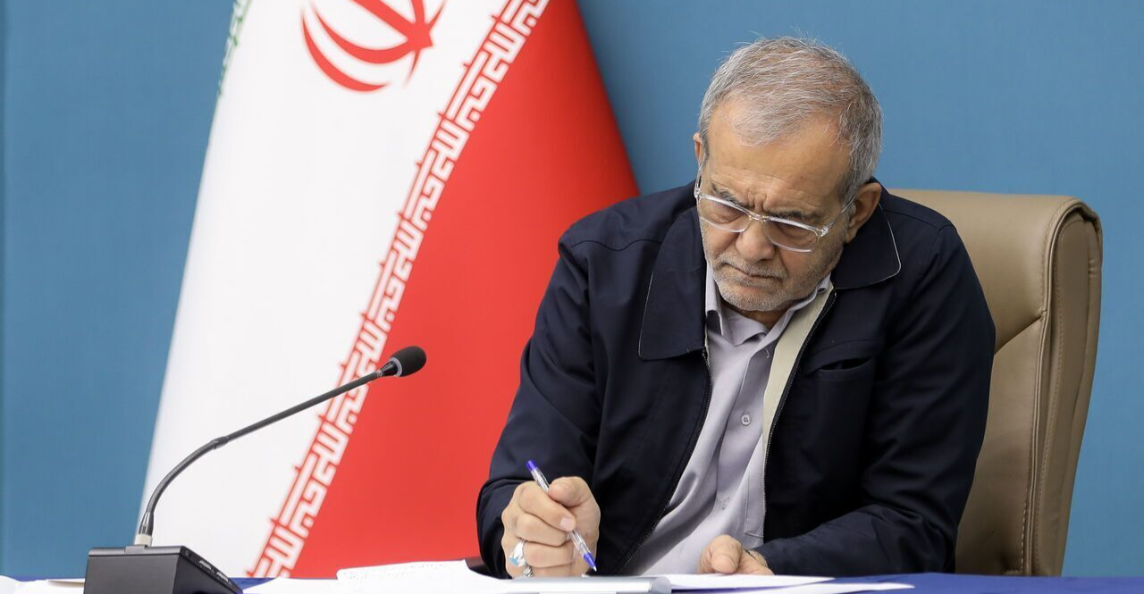 بزشكيان يعفي أحد مساعديه بسبب رحلة ترفيهية للقطب الجنوبي