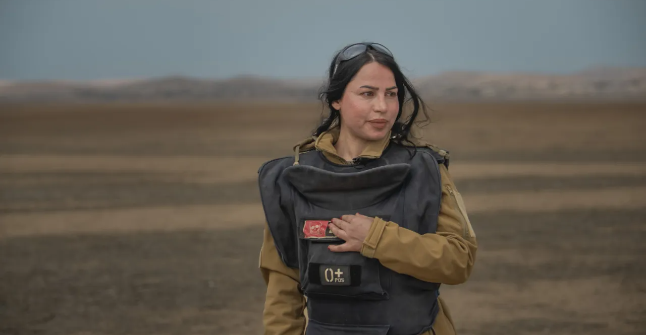 إعادة الأمل.. حكاية سيدة عراقية تنذر حياتها لإزالة الألغام