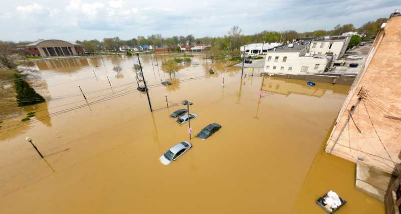 زریان و لافاوەیل نوویگ و کوشیان 16 کەس لە ئەمریکا