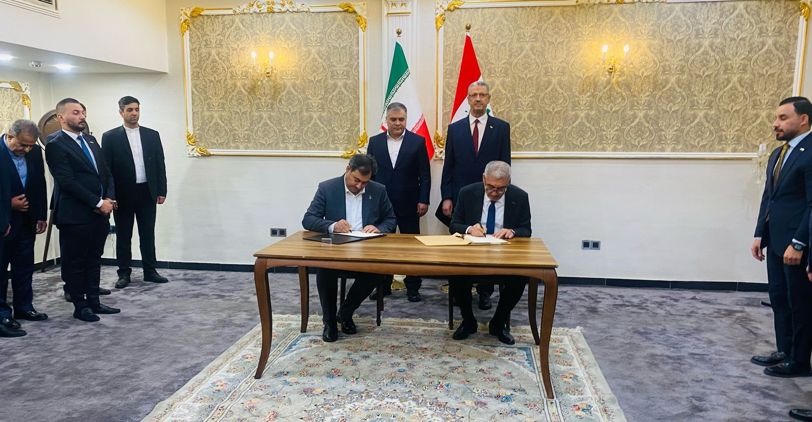 العراق وإيران يوقعان اربع مذكرات تفاهم بمجال النفط