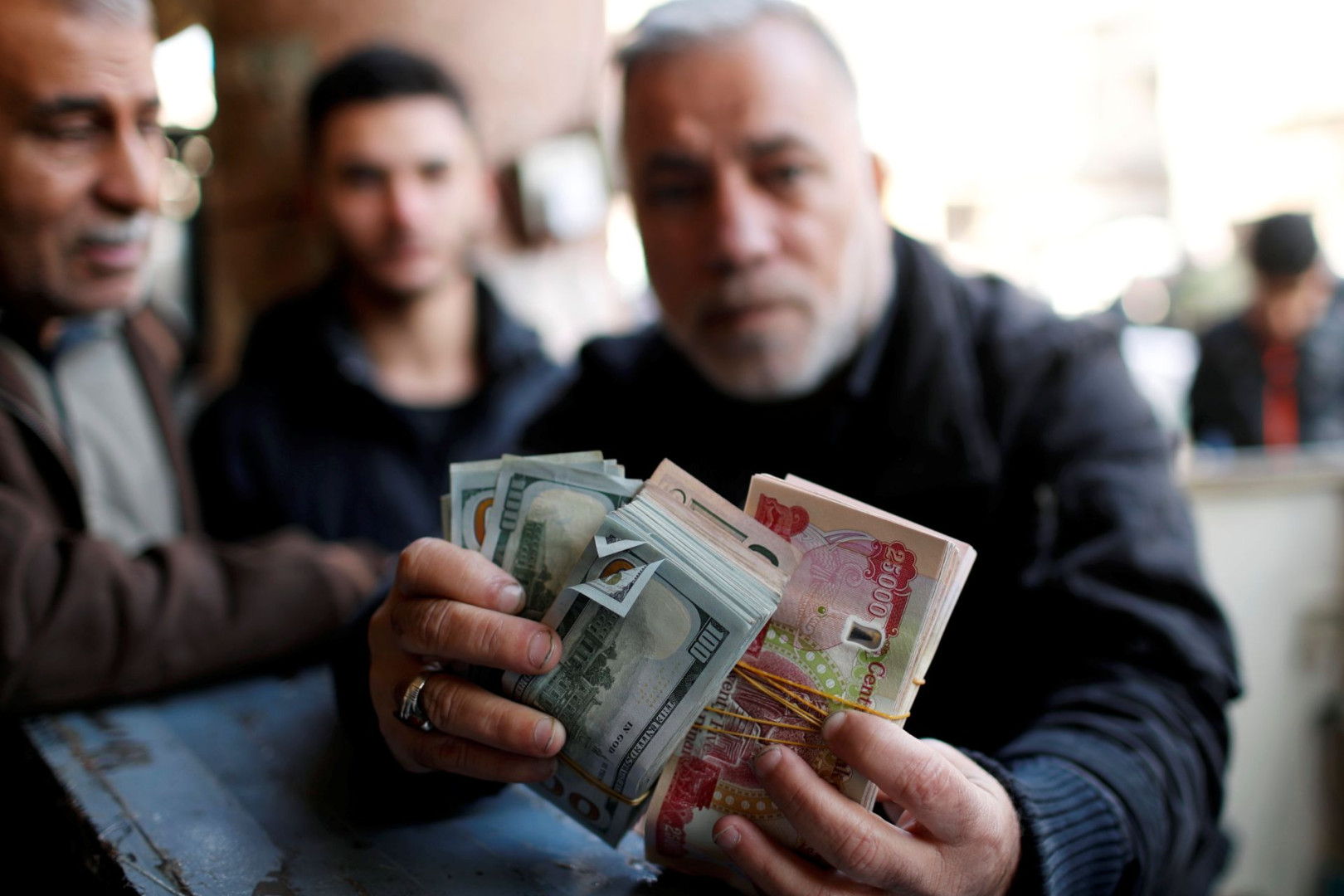 خطر أزمة مالية يحدق بالعراق وخبراء يوجهون عدة نصائح لتخفيف آثارها