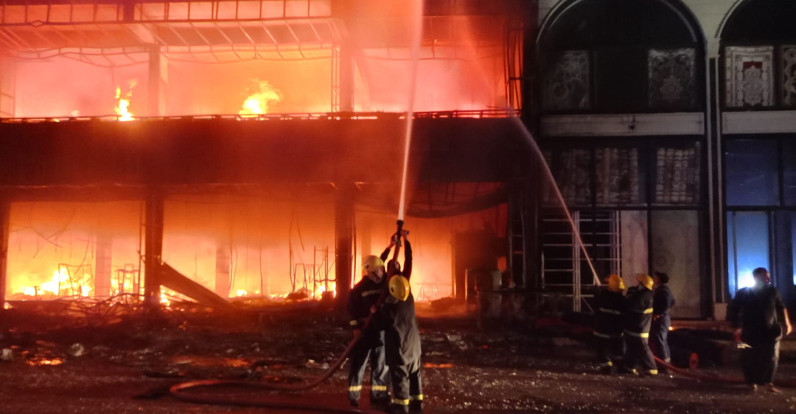 حريق هائل يلتهم عمارتين تجاريتين في شارع الزهور وسط تكريت